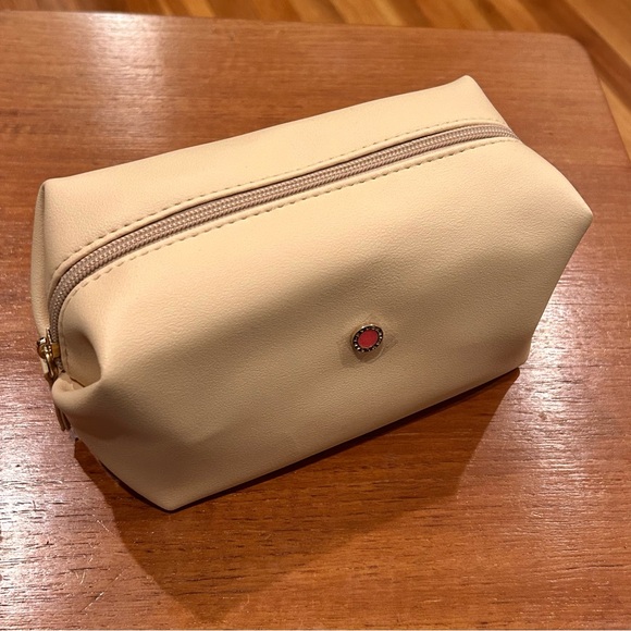 BVLGARI | Emirates Toiletry Bag for Women - Picture 2 of 10